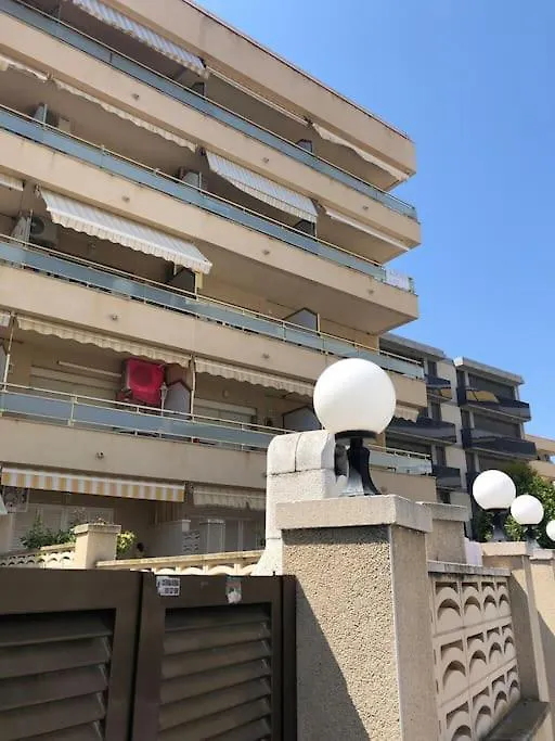 Pis a tocar de la platja amb wifi i parking inclòs Calafell
